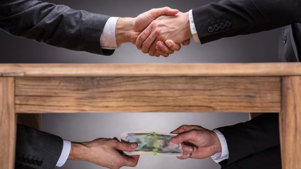 bbmp food officer caught taking a bribe, tries to run over Lokayukta police officers