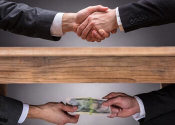 bbmp food officer caught taking a bribe, tries to run over Lokayukta police officers