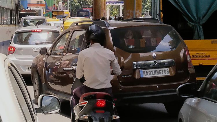 Lane changing by car traffic congestion