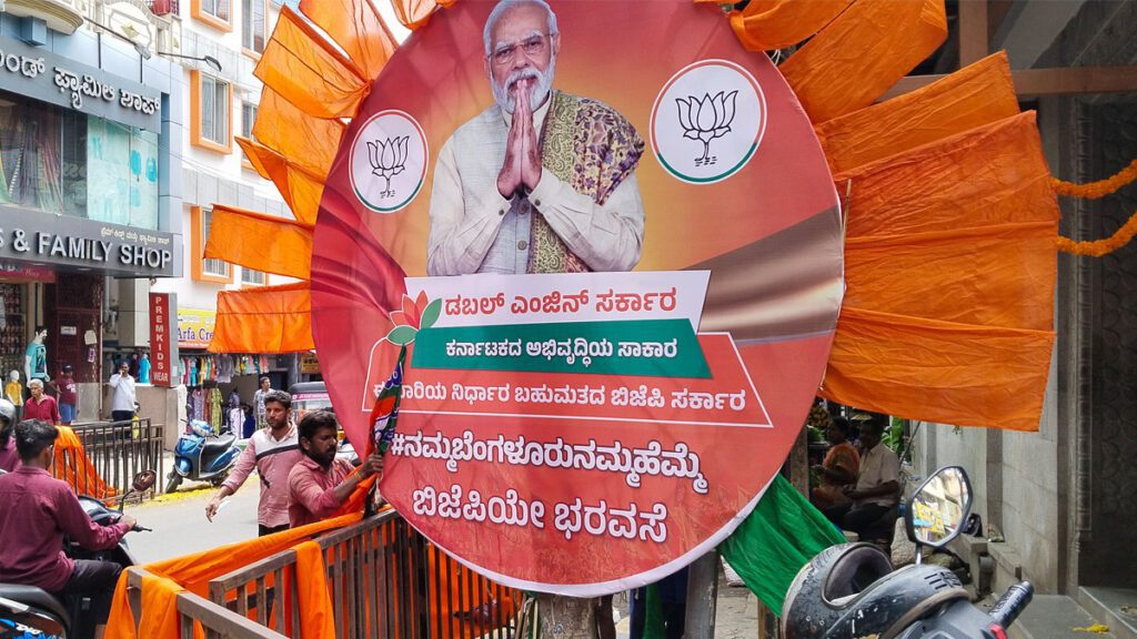 BBMP removing illegal flex banners Bangalore Mahadevapura, Marathahalli and Garudacharpalya