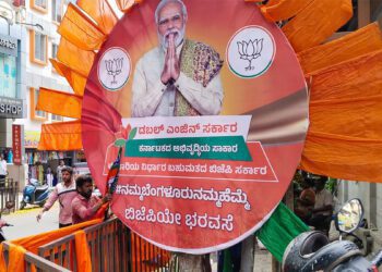 BBMP removing illegal flex banners Bangalore Mahadevapura, Marathahalli and Garudacharpalya